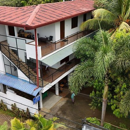 Suwani Pinnawala Homestay ภายนอก รูปภาพ