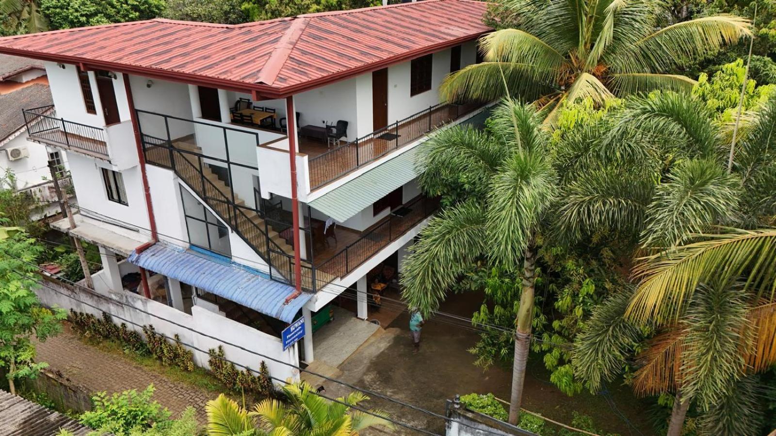 Suwani Pinnawala Homestay ภายนอก รูปภาพ