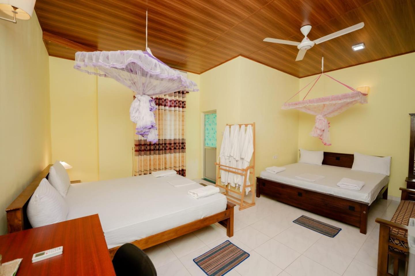 Suwani Pinnawala Homestay ภายนอก รูปภาพ