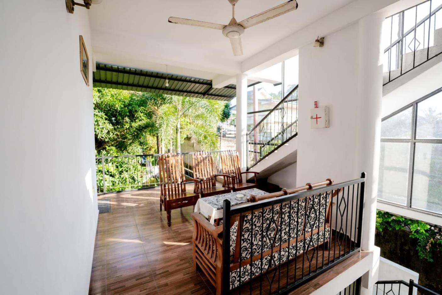 Suwani Pinnawala Homestay ภายนอก รูปภาพ