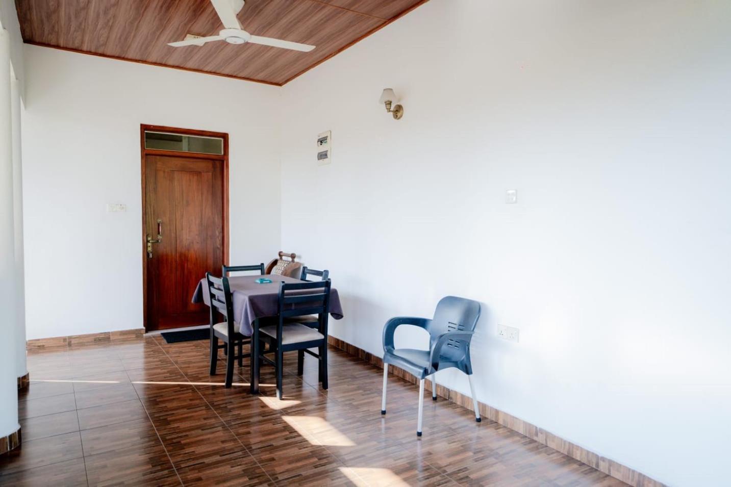 Suwani Pinnawala Homestay ภายนอก รูปภาพ