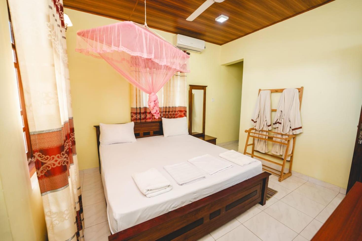 Suwani Pinnawala Homestay ภายนอก รูปภาพ