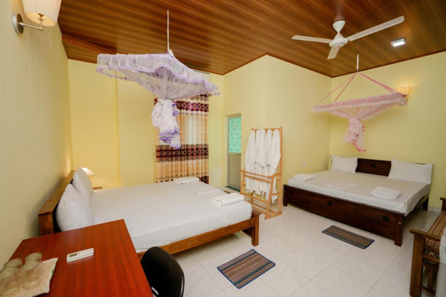 Suwani Pinnawala Homestay ภายนอก รูปภาพ