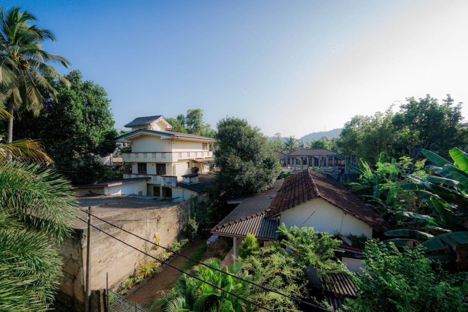 Suwani Pinnawala Homestay ภายนอก รูปภาพ