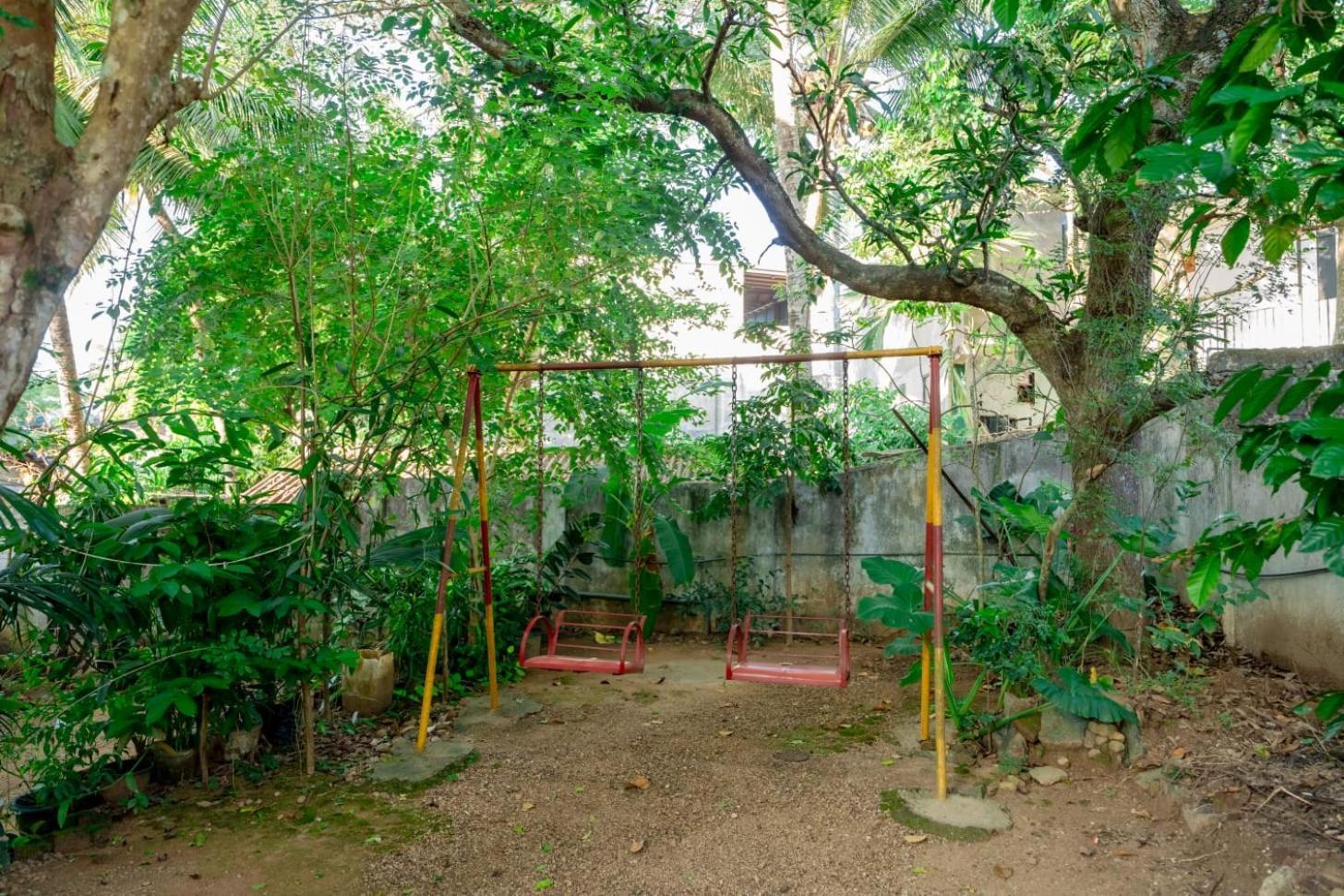 Suwani Pinnawala Homestay ภายนอก รูปภาพ