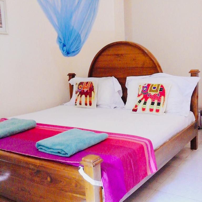 Suwani Pinnawala Homestay ภายนอก รูปภาพ