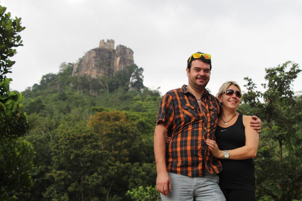Suwani Pinnawala Homestay ภายนอก รูปภาพ