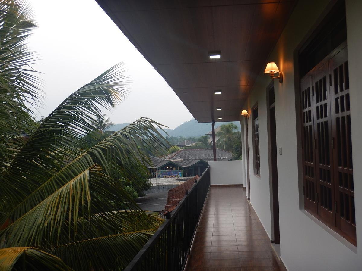 Suwani Pinnawala Homestay ภายนอก รูปภาพ